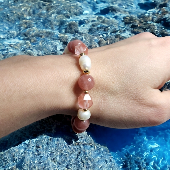 8 mm Strawberry Quartz and Freshwater Pearl bracelet - Picture 4 of 4